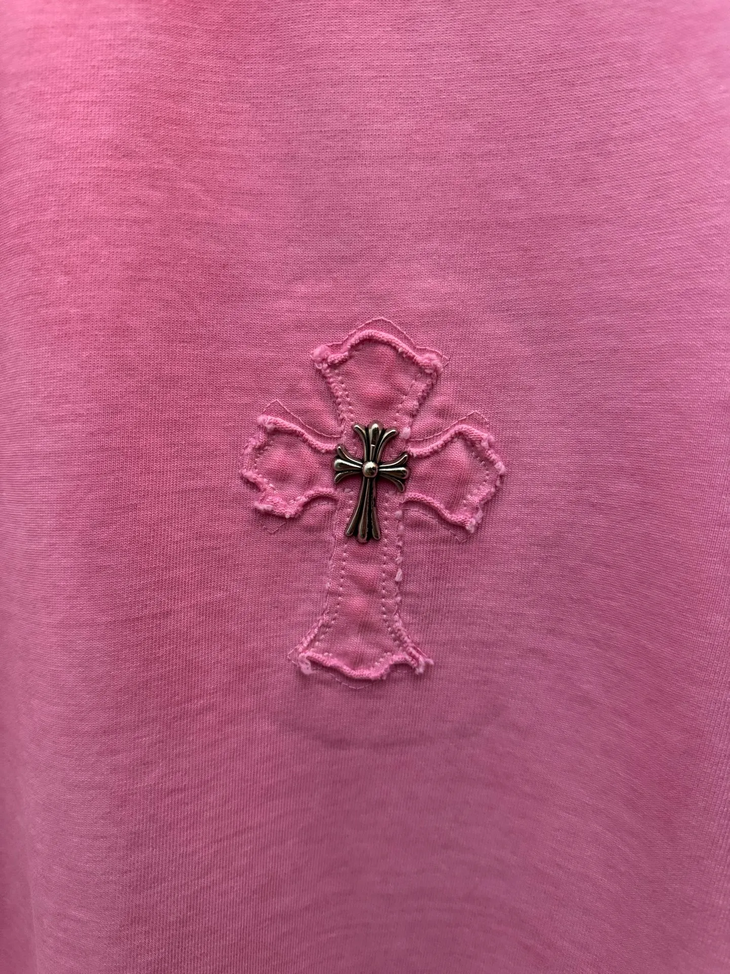 P200 top version, real shot without P, ​​different from market currency) 𝗖𝗵𝗿𝗼𝗺𝗲 𝗛𝗲𝗮𝗿𝘁𝘀/Croxin 2026 spring new original single counter American laser burnt patch embroidered couple short sleeves 👑The highest version! Customized fabric 330g, washed and fried. Best-selling model at the counter. Very comfortable to wear. Accessories: Original molded and authenticated collar label➕100% silk wash label. Genuine purchase-grade original hangtag➕matching hanging rope➕3D hanging beads➕original packaging bag. Craftsmanship: The original version has consistent wiring! The highest version of the armhole matching technique! Color: Khaki Black Rose Red Light Blue Purple Size: S M L XL Style Number: 26-2002